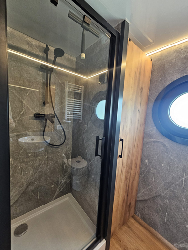 Sanitäreinrichtungen im Marmorlook