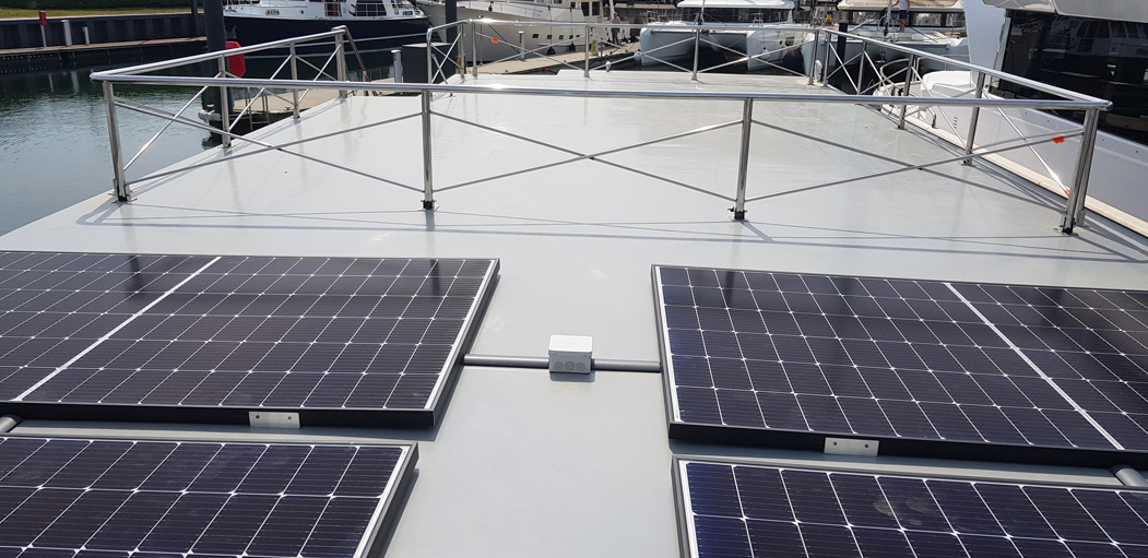 Solarpaneelen neben dem Sonnendeck