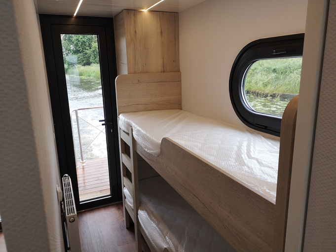 diverse Kajüten mit den entsprechenden Kojen