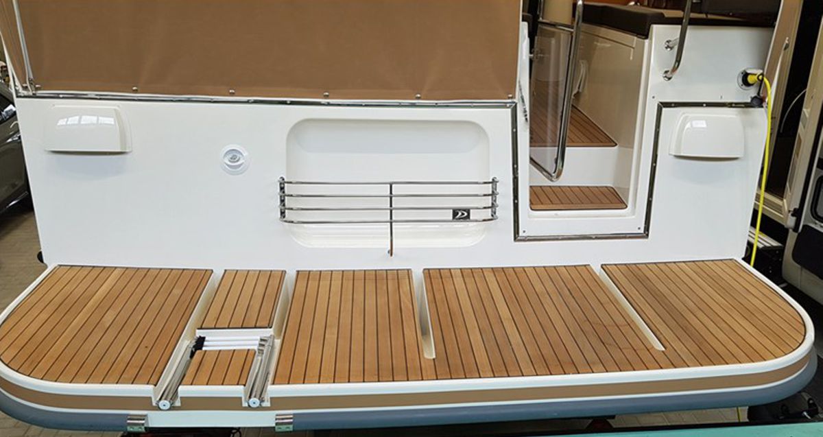 Badeplattform mit klappbarer Badeleiter